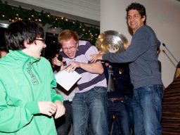 Werner Lang gratuliert dem Turniersieger